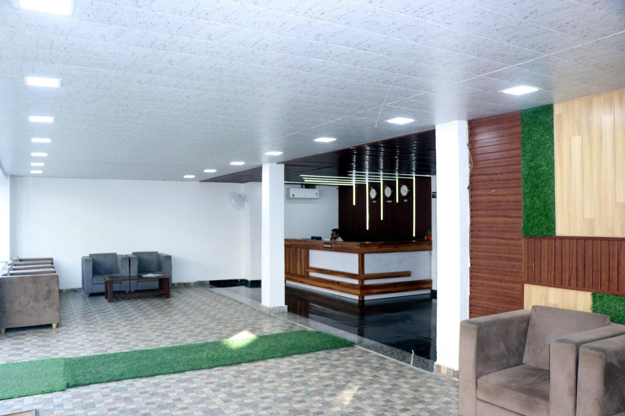 Hotel Blue Pine ハリドワール エクステリア 写真